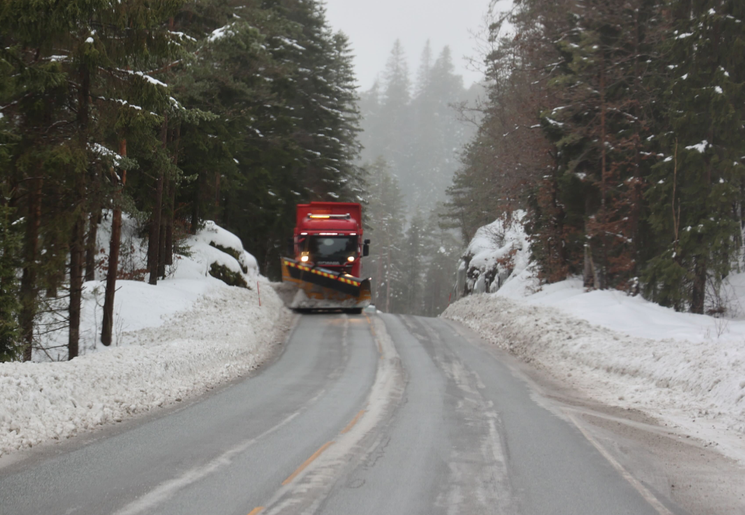 Her er det «svært glatt»: – Folk må kjøre veldig forsiktig
