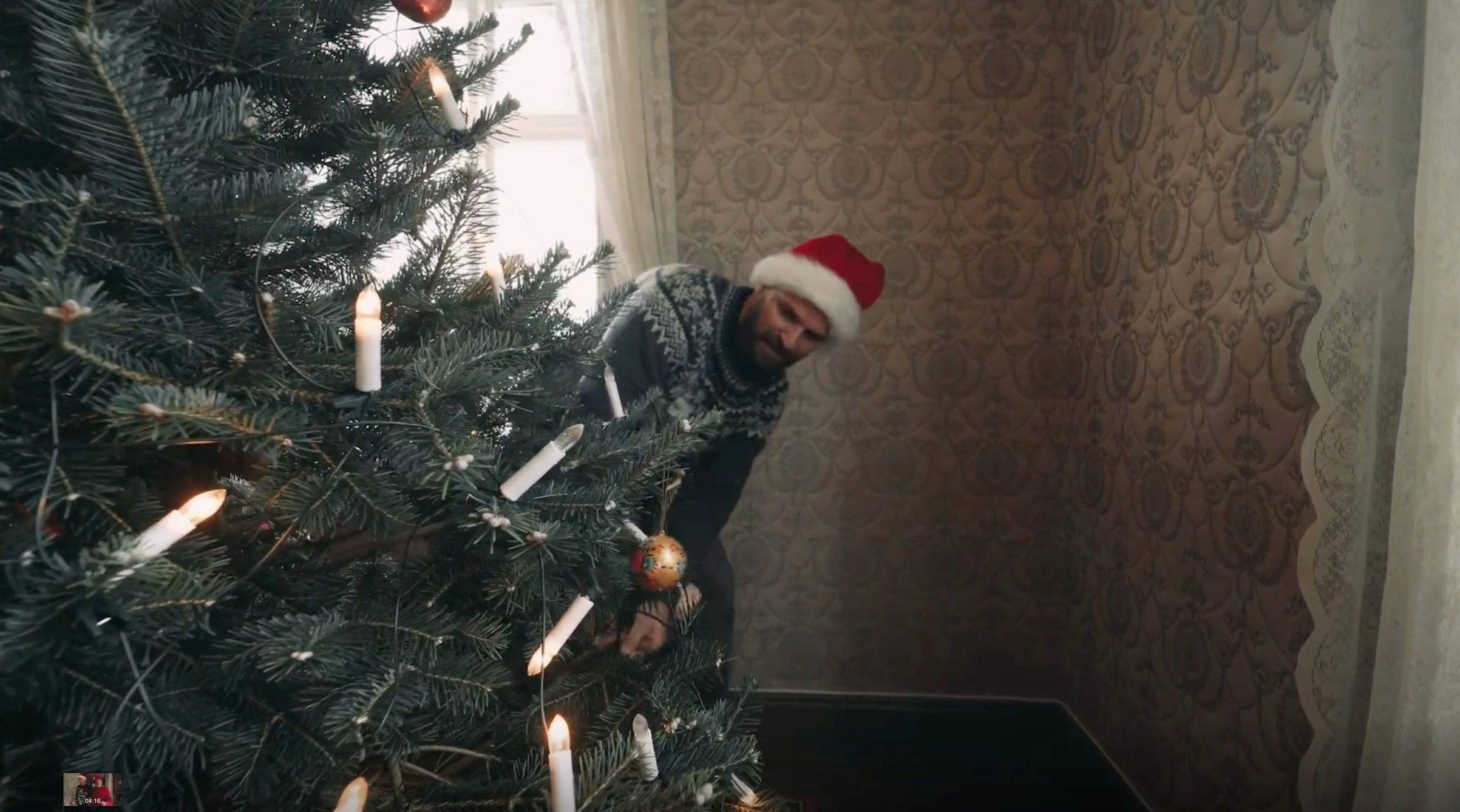 Nå tennes tusen julelys. Eller i hvert fall noen. Se dagens episode!