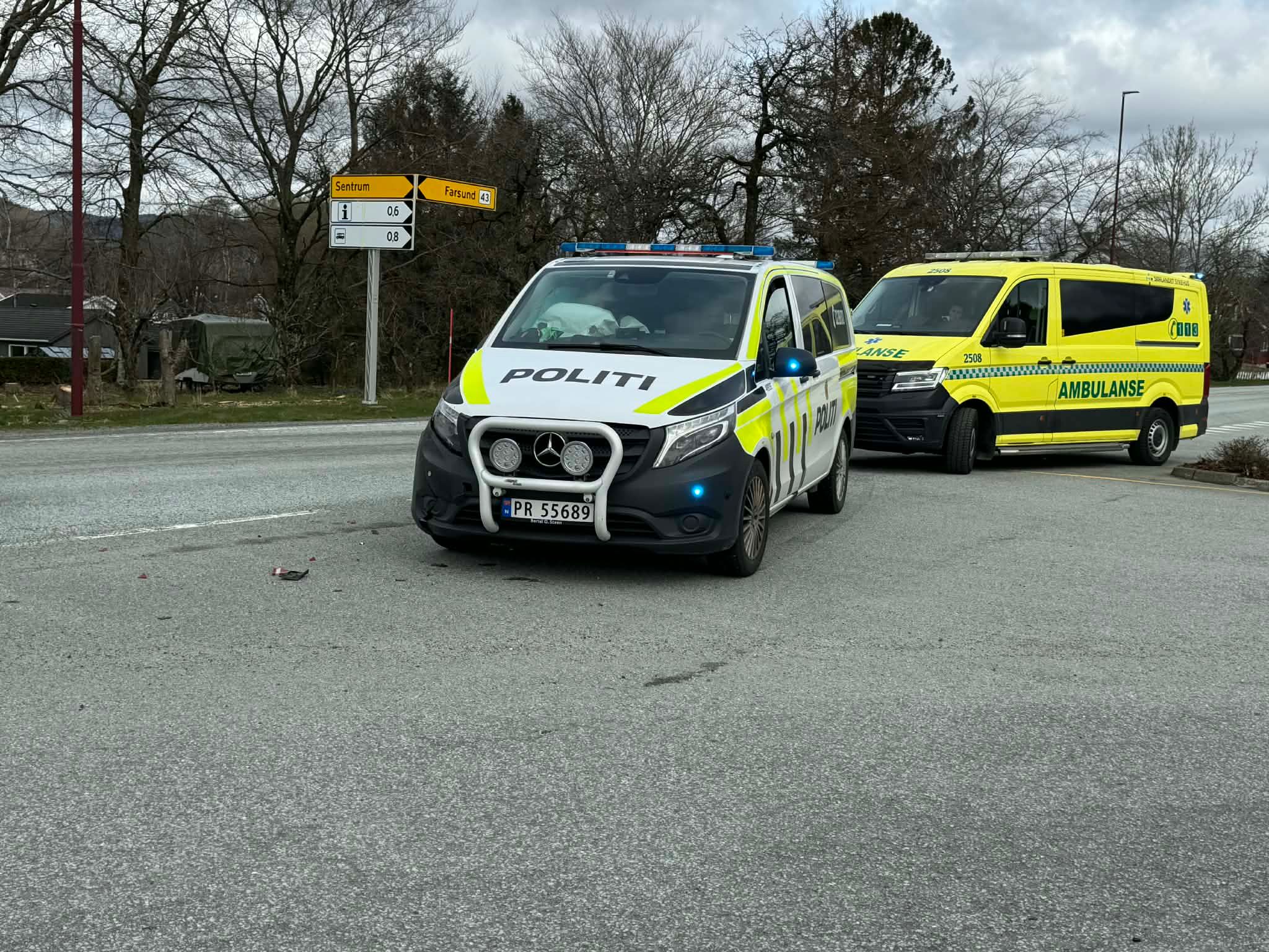 Fire personer involvert i kollisjon mellom politibil og sivilbil