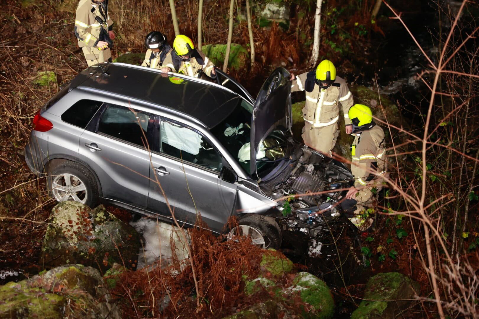 Kjørte ut i bekk og slet med å komme ut: – Glatt på stedet