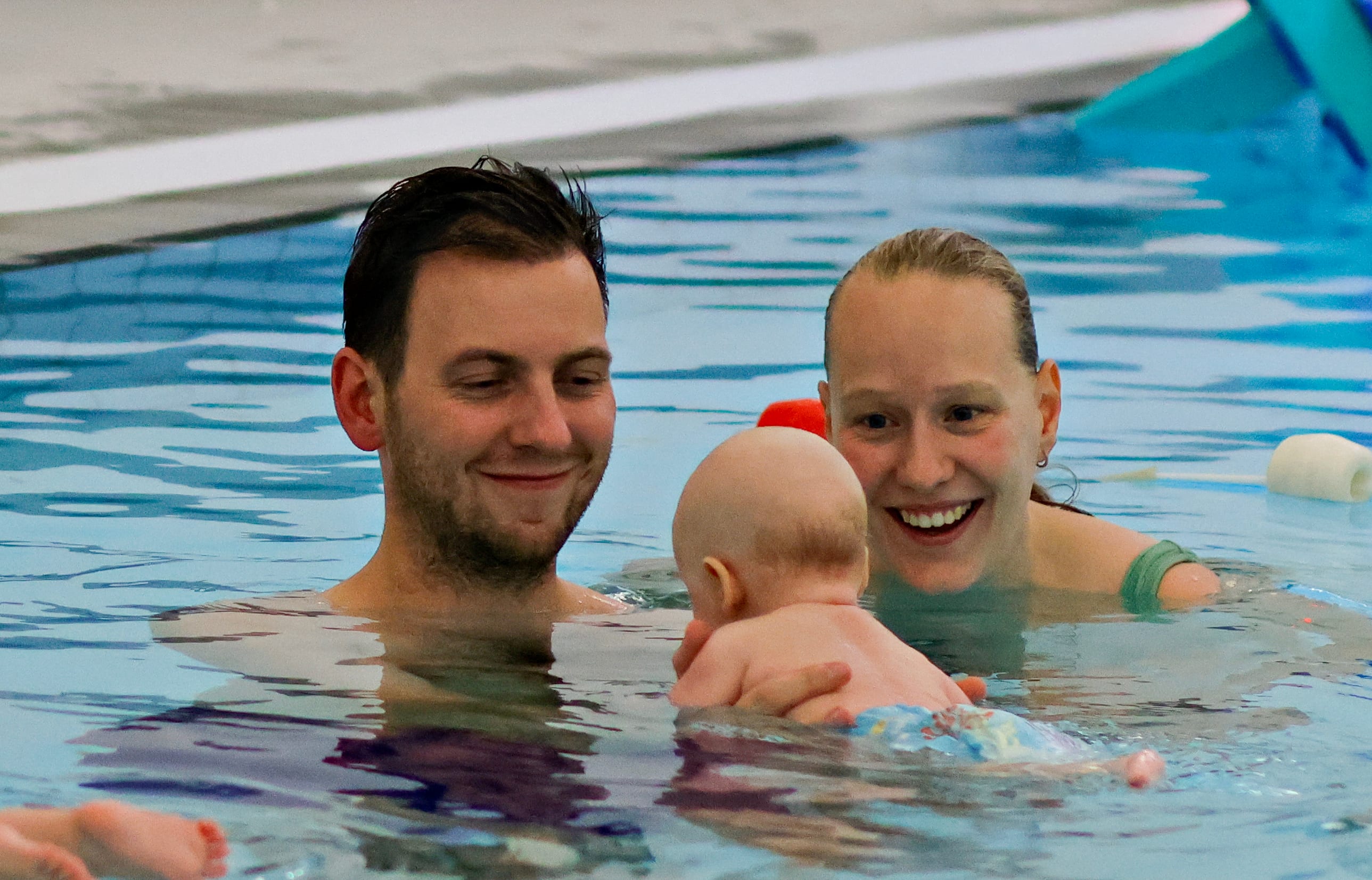 Advarer mot babysvøm­ming: – Abso­lutt ikke gjør det