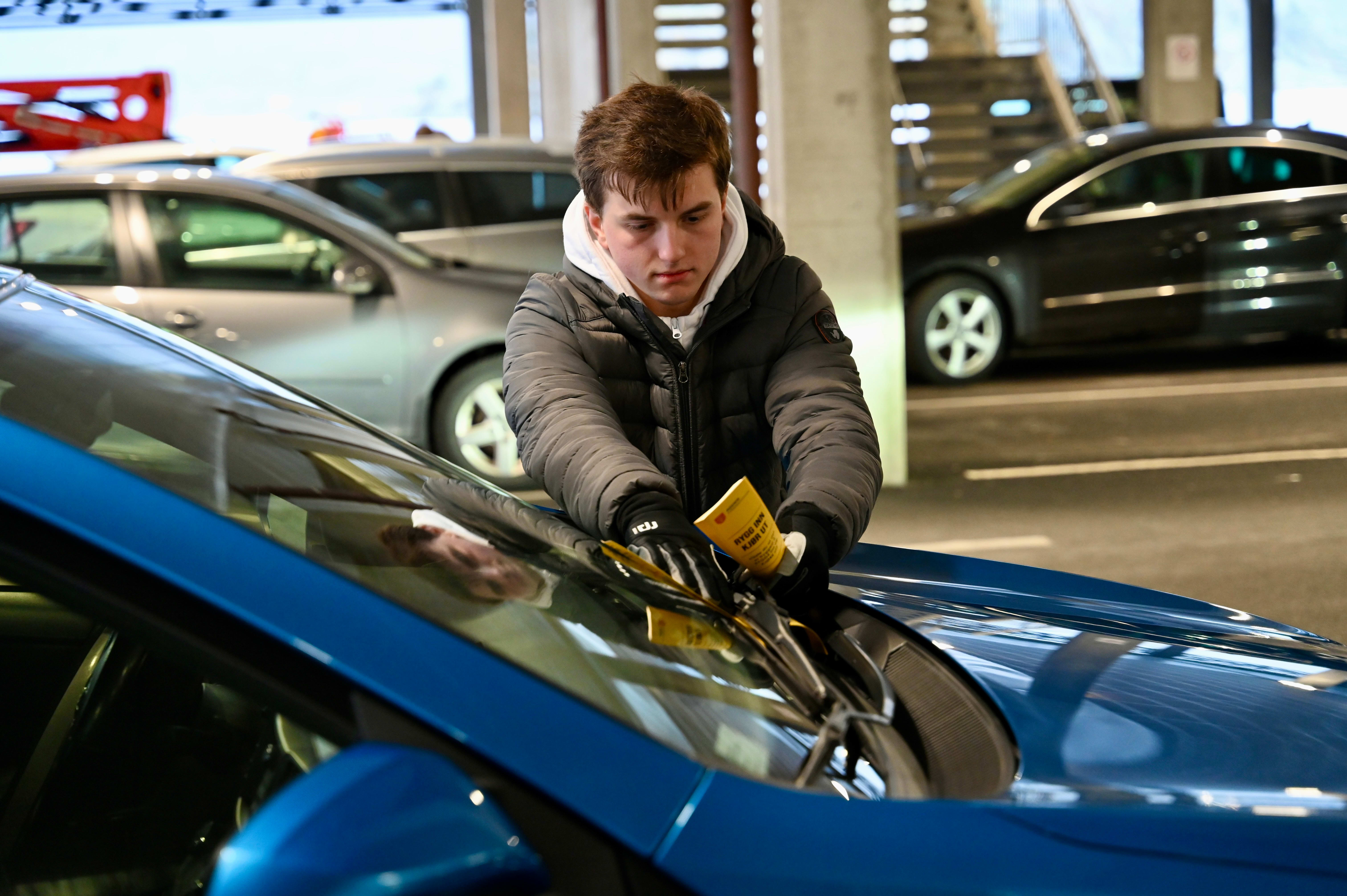 Derfor fikk du gul lapp på frontruta di i går