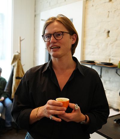 Her serverer Erlend kaffen som ble kåret til Norges beste