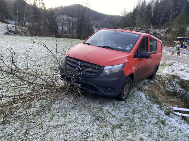 Bil kjørte av veien. Havnet på jorde.