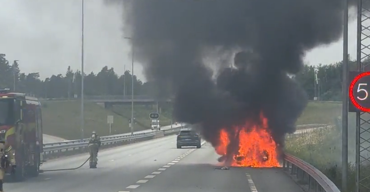 Her står bilen i full fyr: – Det sa bare poff