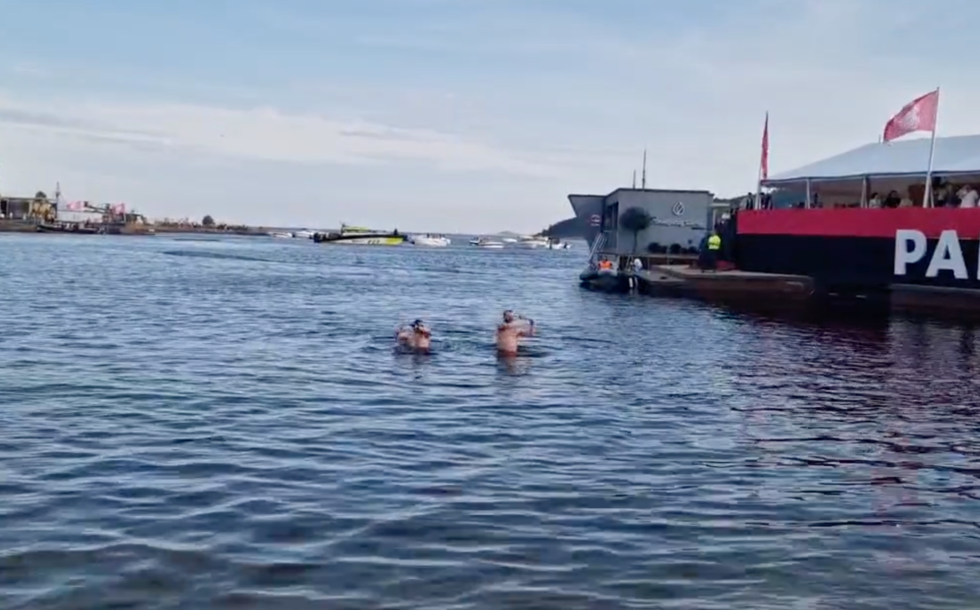 Video: Se gutta danse i sjøen