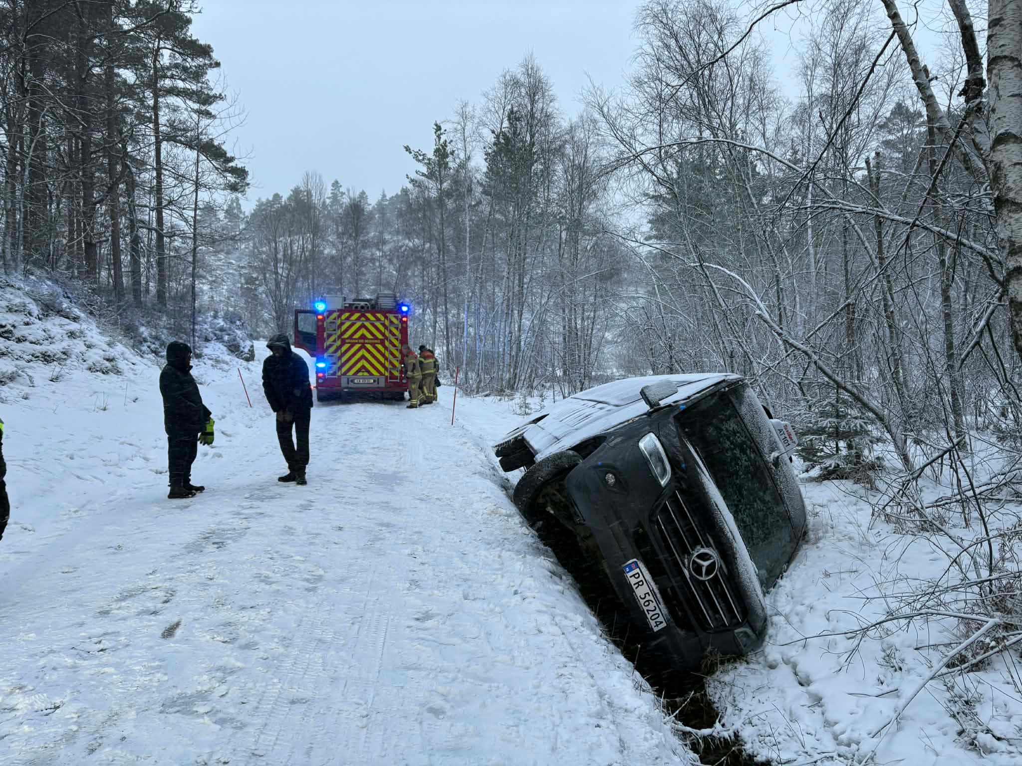 Ulykke i Kristian­sand. Fire personer satt inne­sperret.