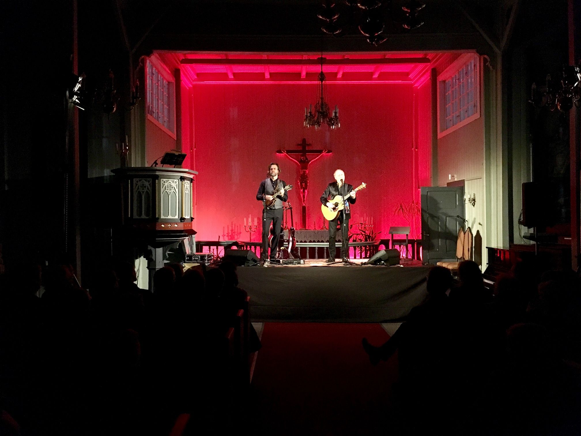Halvdan landet i en fullsatt Andenes kirke - vol.no