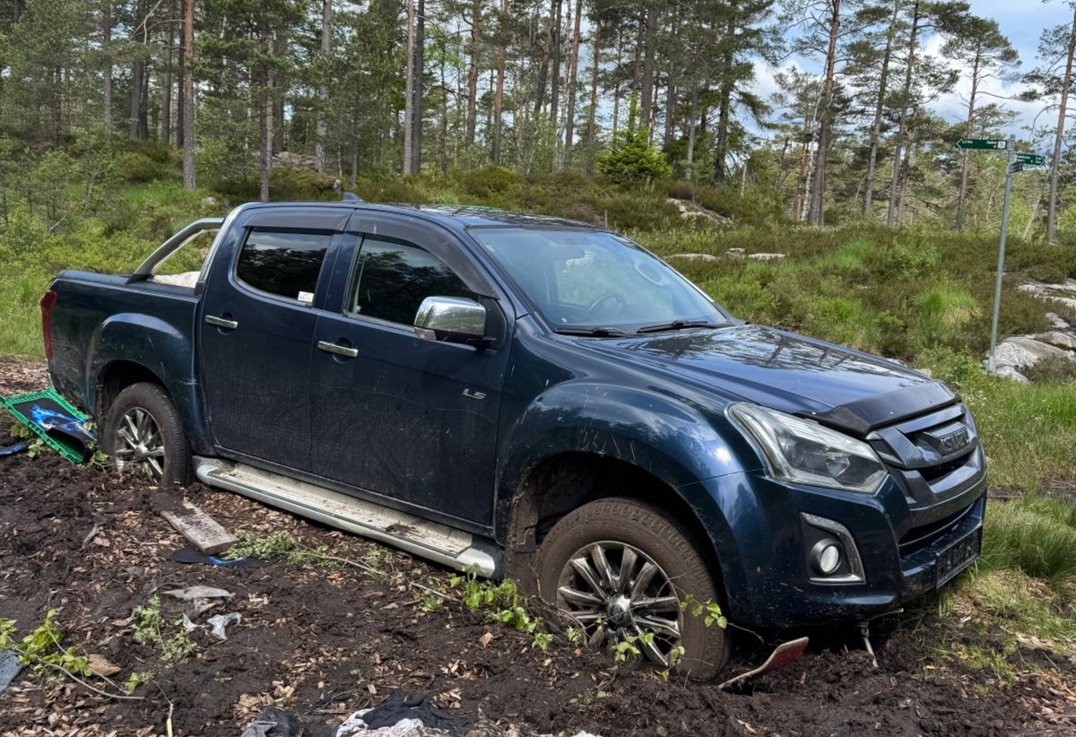 Stjålet bil står fast langt inne på heia