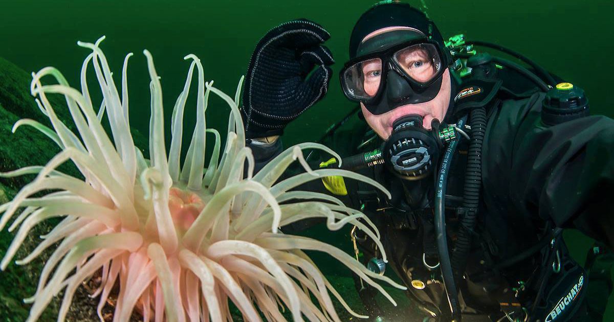 – Han har gjort over 5.000 dykk og tatt over 70.000 bilder under vann