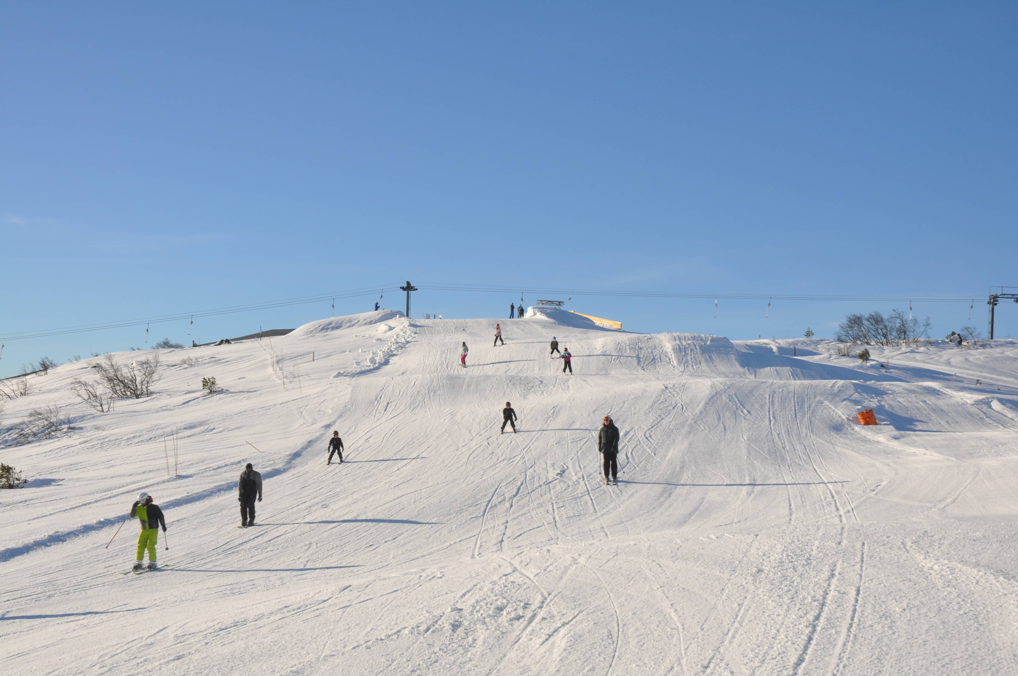 Invi­terer lokal ungdom til tradi­sjons­rike skiturer