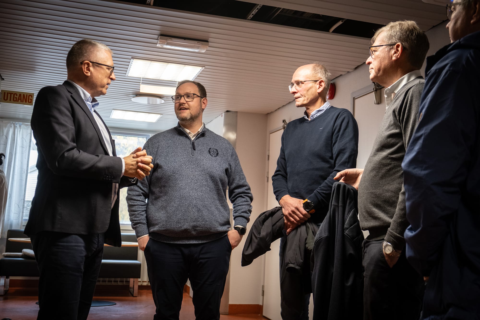 Stortingsrepresentant og franksjonsleiar i Helse og omsorgskomiteen Erlend Svardal Bøe (i midten) var på besøk til Lærdal sjukehus tidelgare i haust.