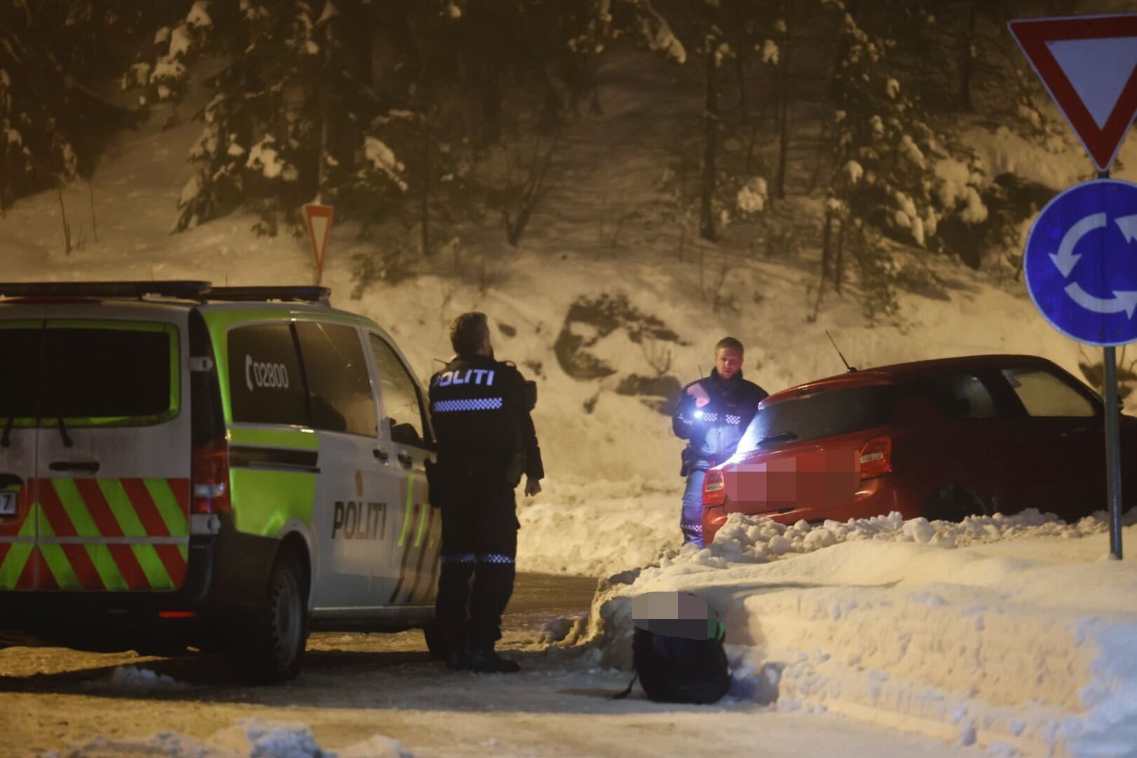 Bil kjørte av veien ved rundkjøring