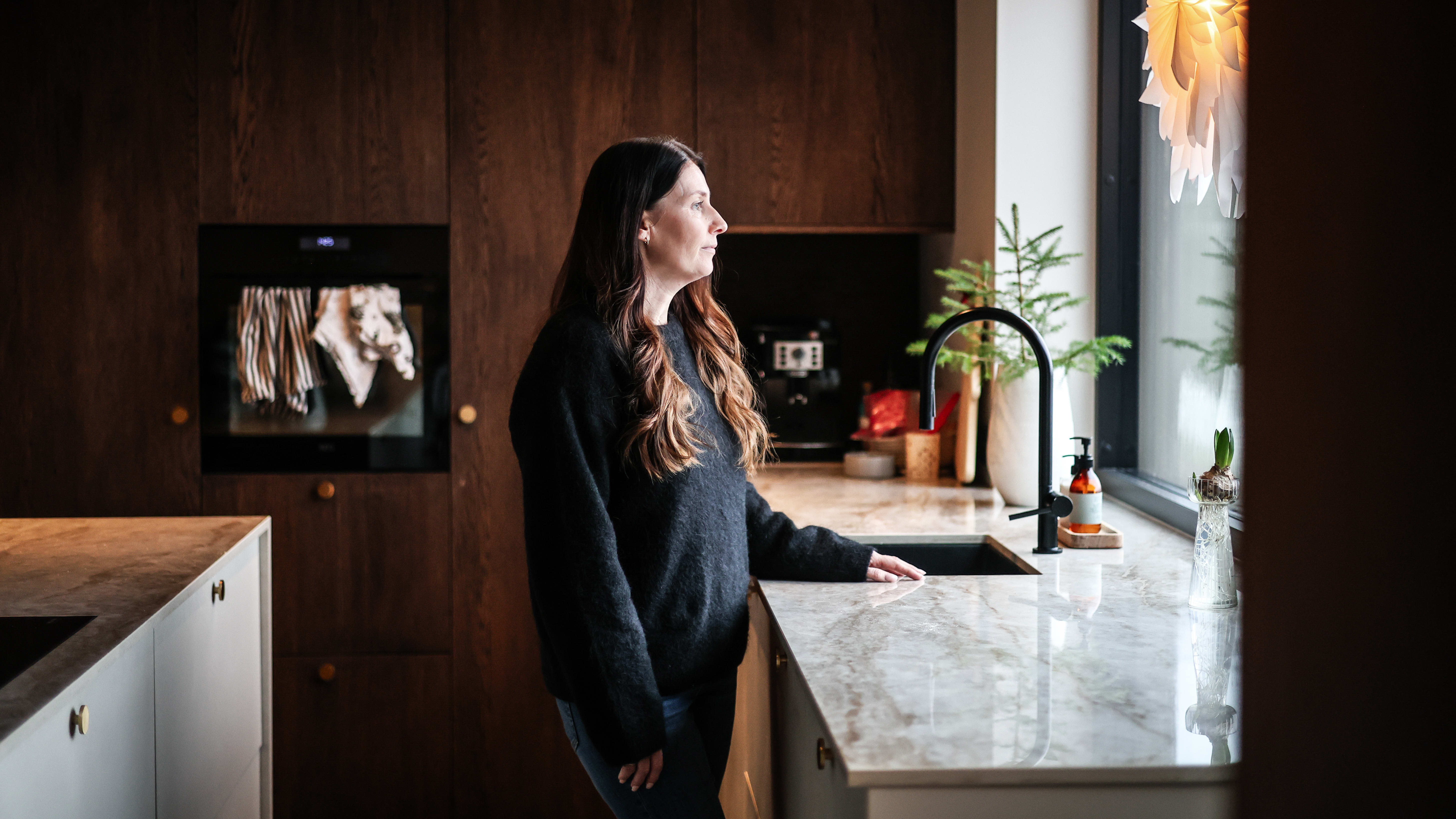 Familien måtte rømme huset i all hast. Nå er June ekstra på vakt.