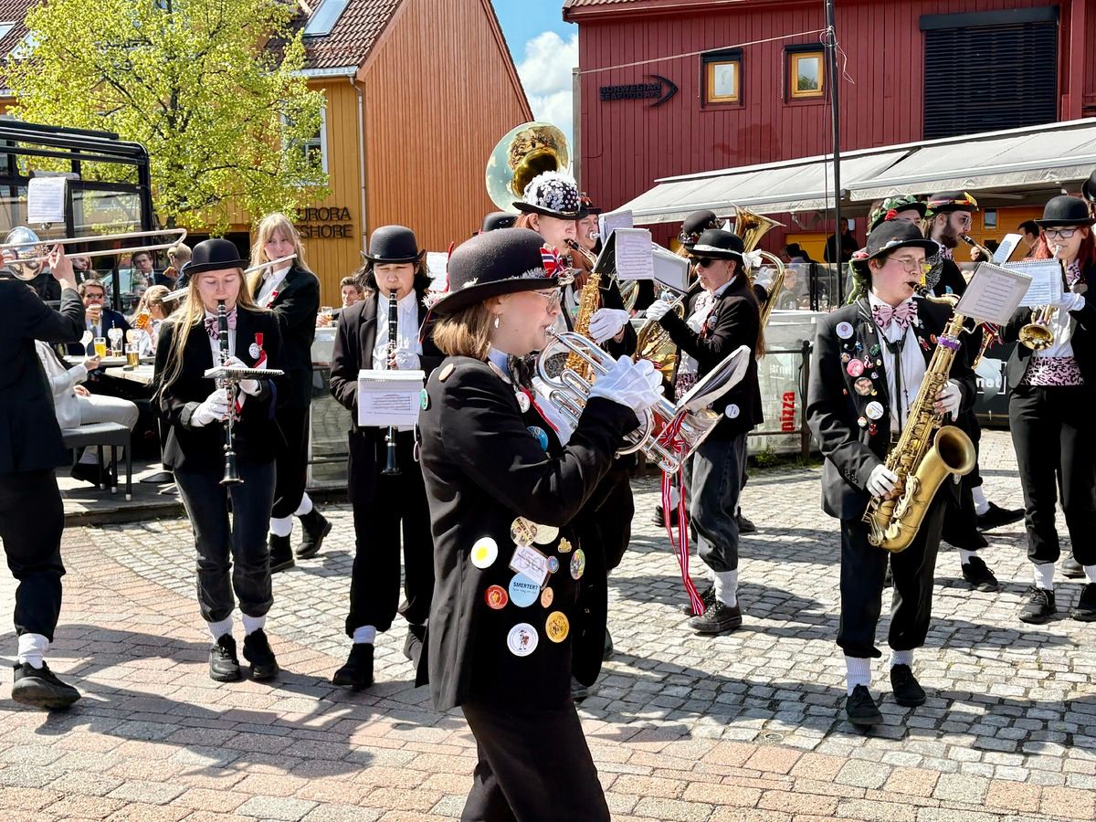 Se studentene danse og spille