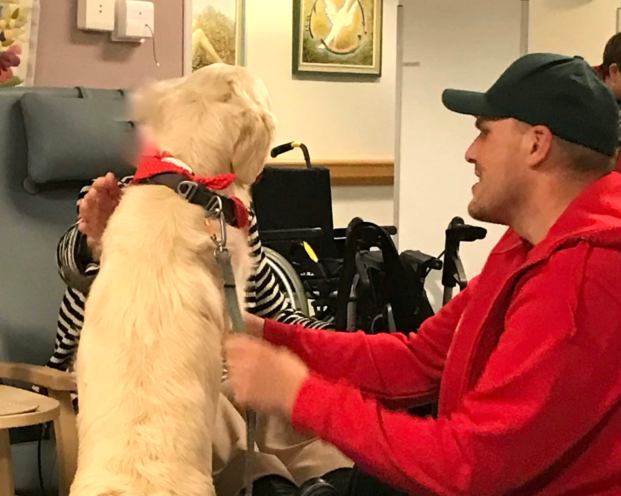 Tom og Mercy gleder eldre med logrende besøk