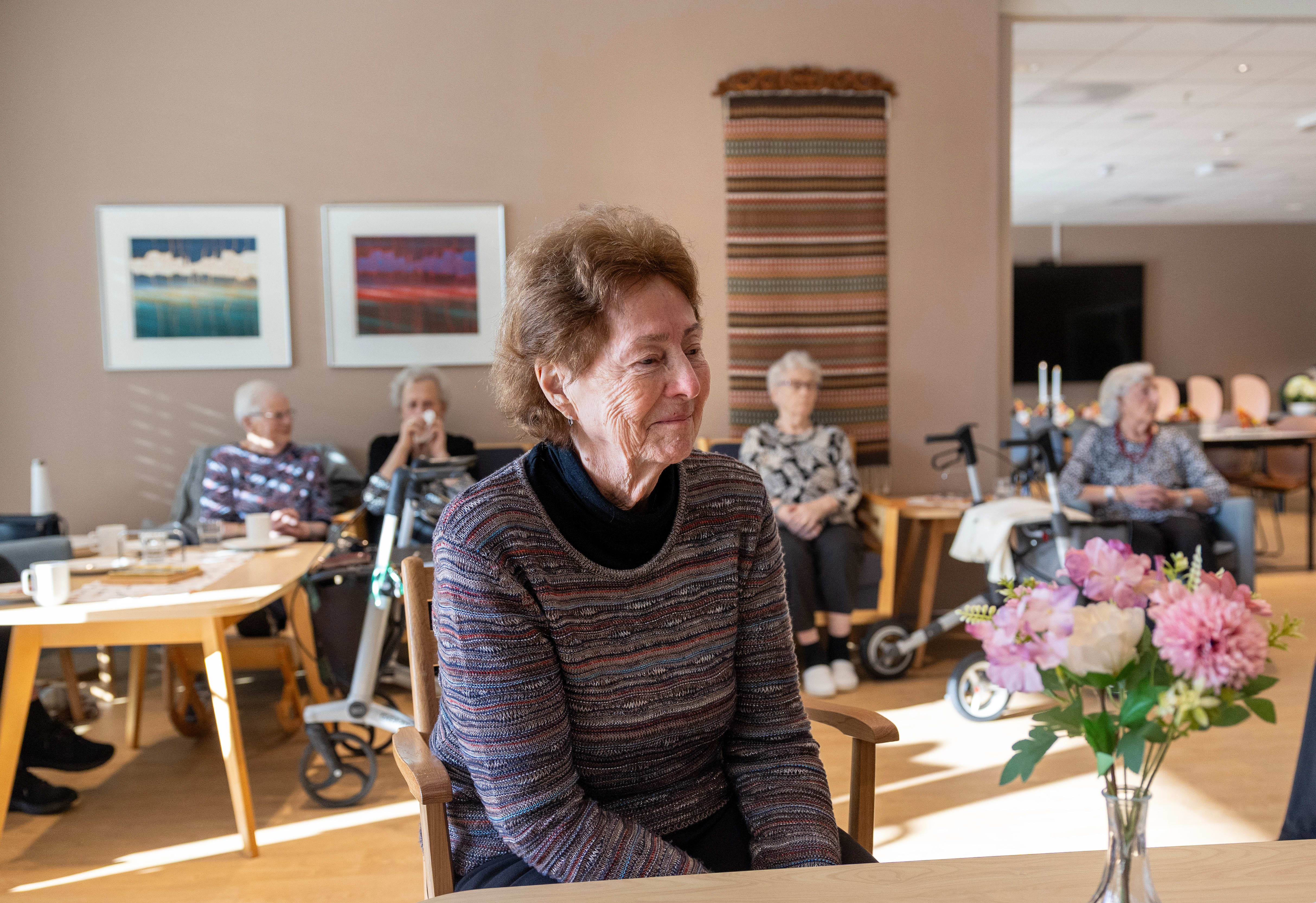 Rammes hardt av eldre­bøl­gen: – De tar godt vare på oss her