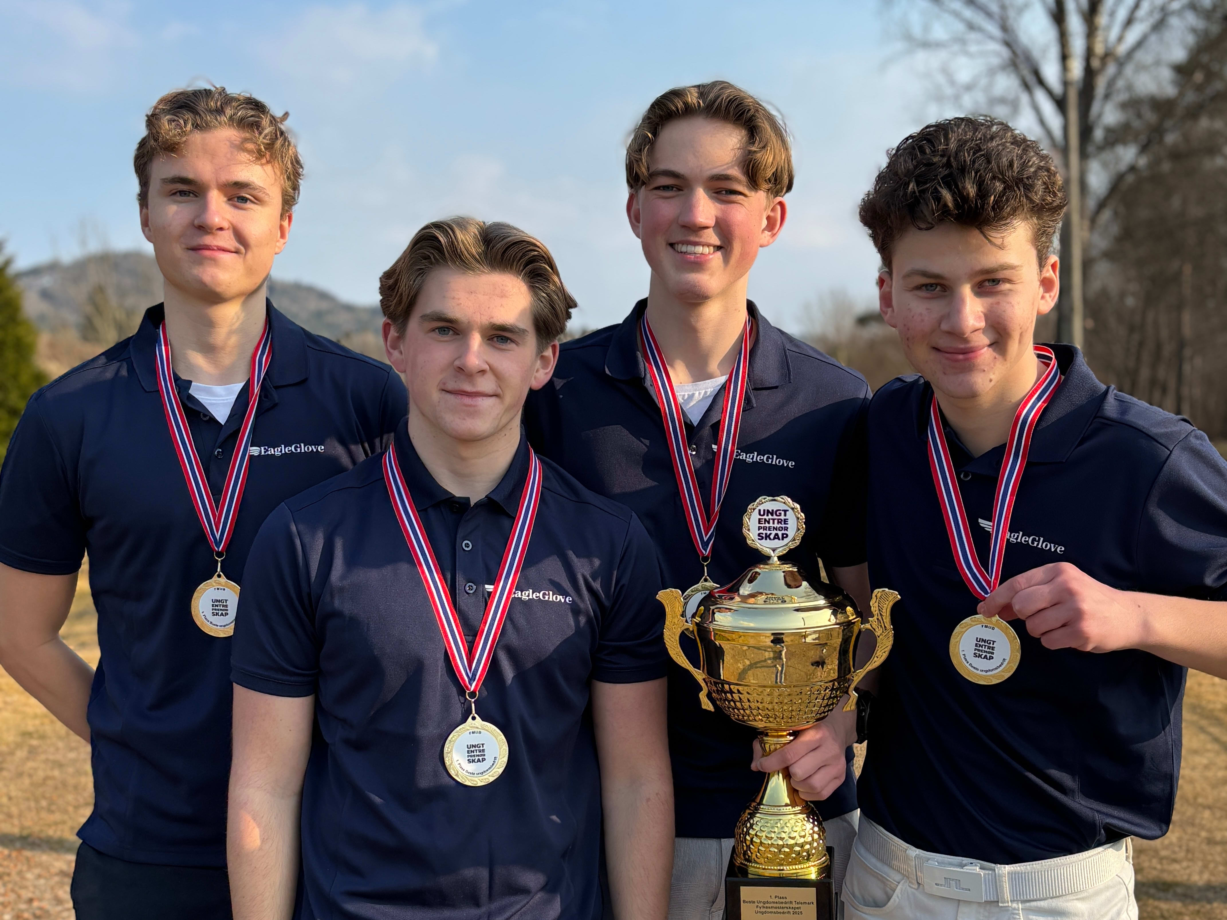 This glove is award-winning - the 17-year-olds behind it are proud of it - varden.no