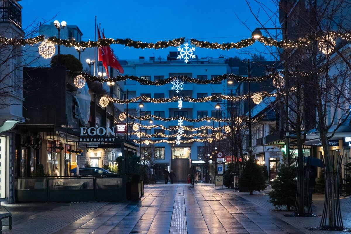 Her er julelysene tent