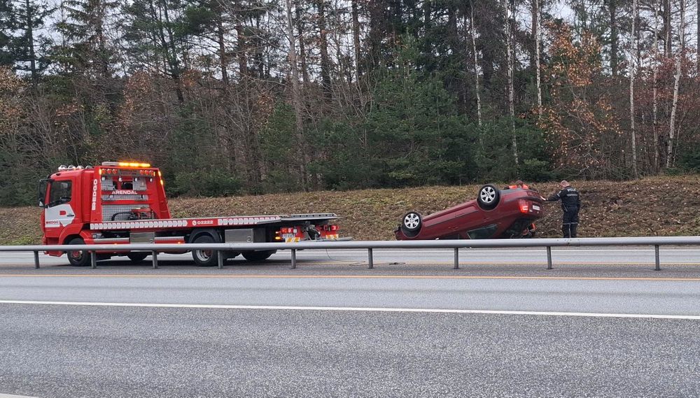 E18 stengt etter ulykke. Politiet advarer mot farlig manøver.