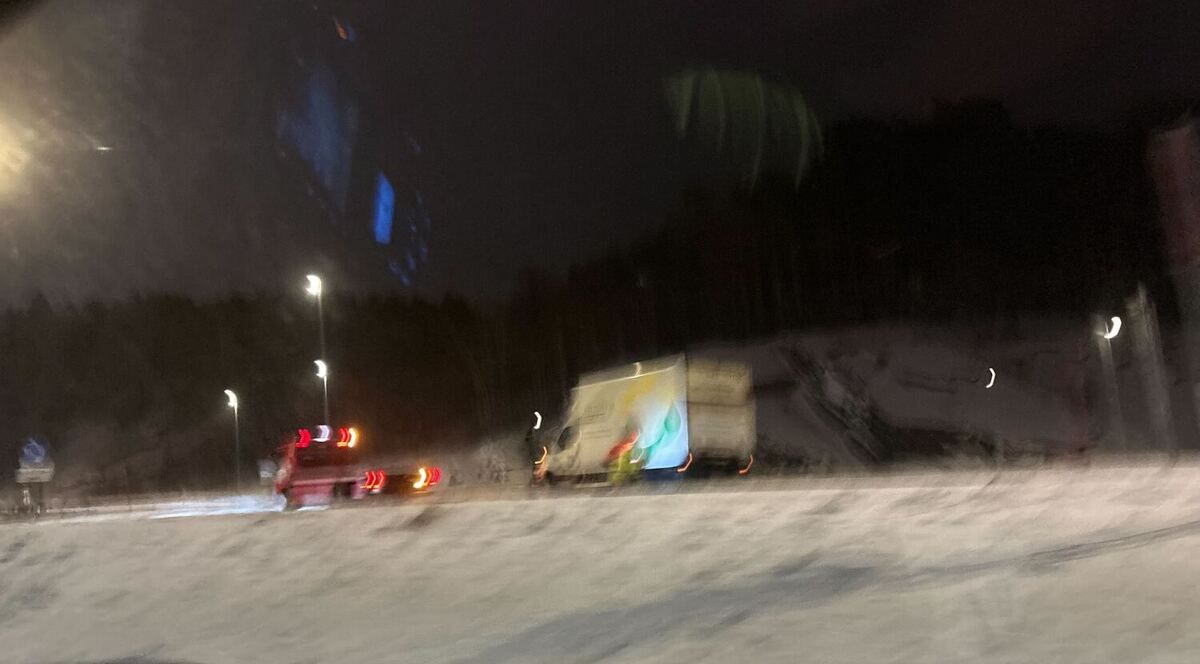 Lastebil med problemer ved E 18