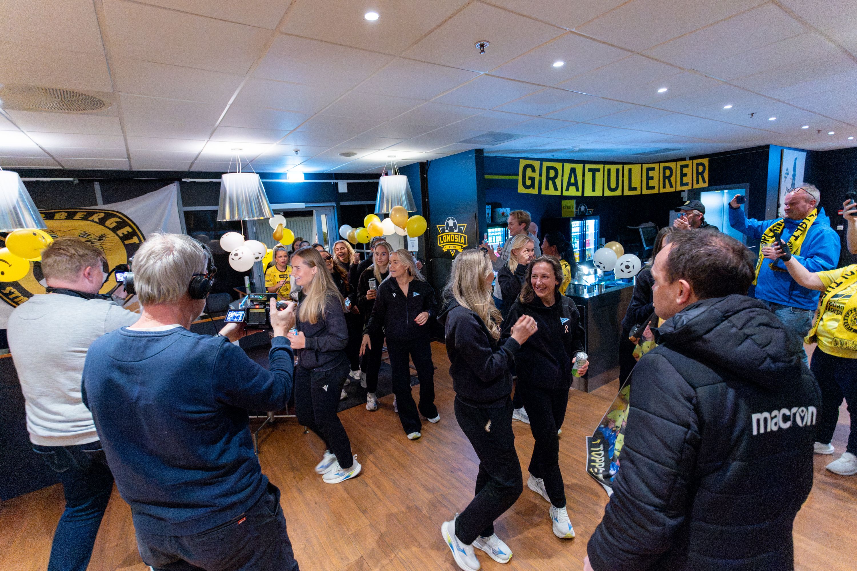 Her ankommer Start-spillerne opprykksfesten: – Helt vilt!