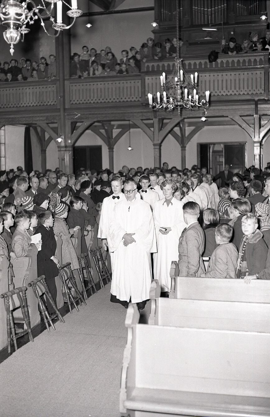 «Litt tilleggs­infor­masjon om de to lyse­kronene som hang i Frelse­rens kirke»