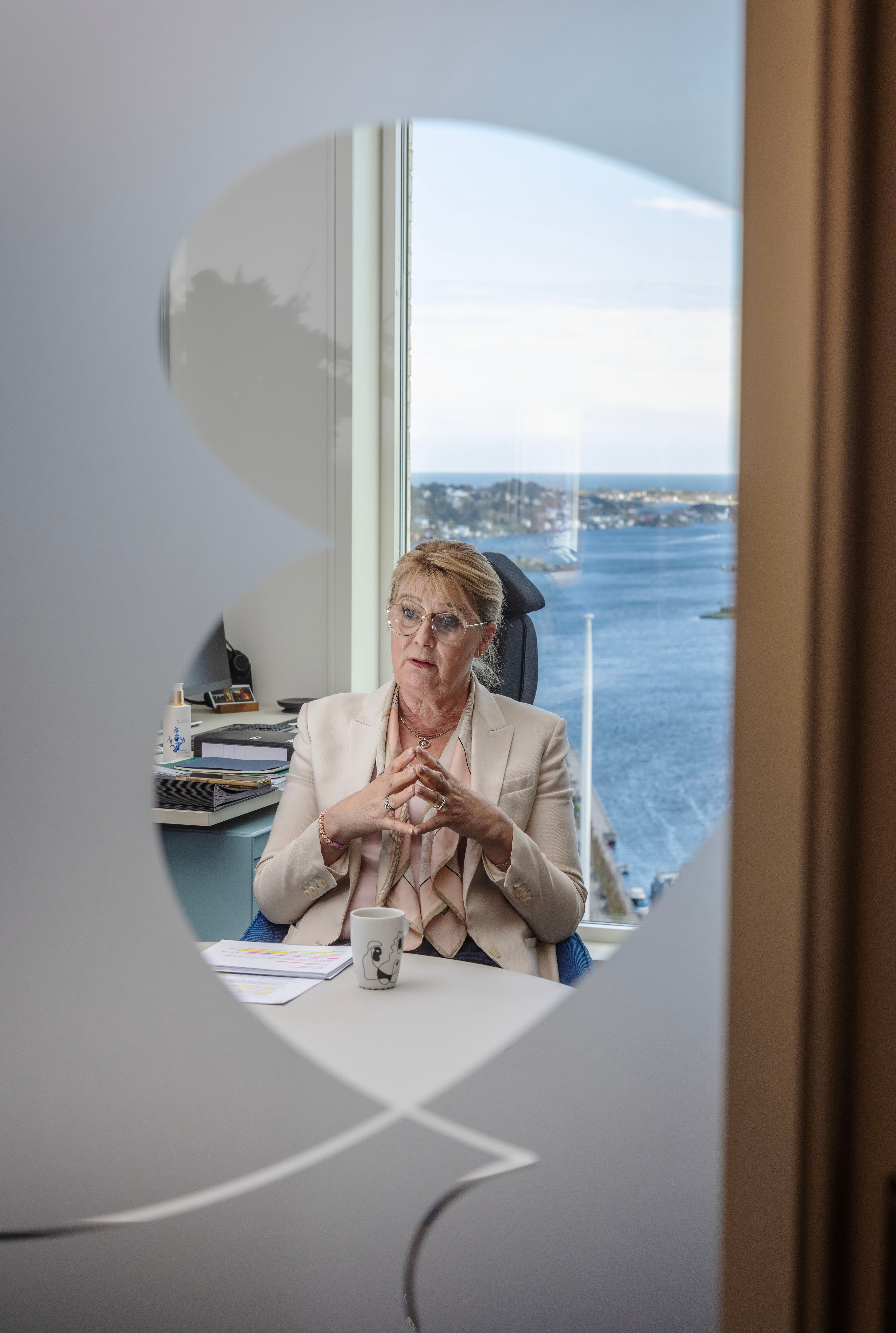 Ville finne ut hva som skjer i strandsona. Hennes ansatte er overrasket over det som skjedde etterpå.