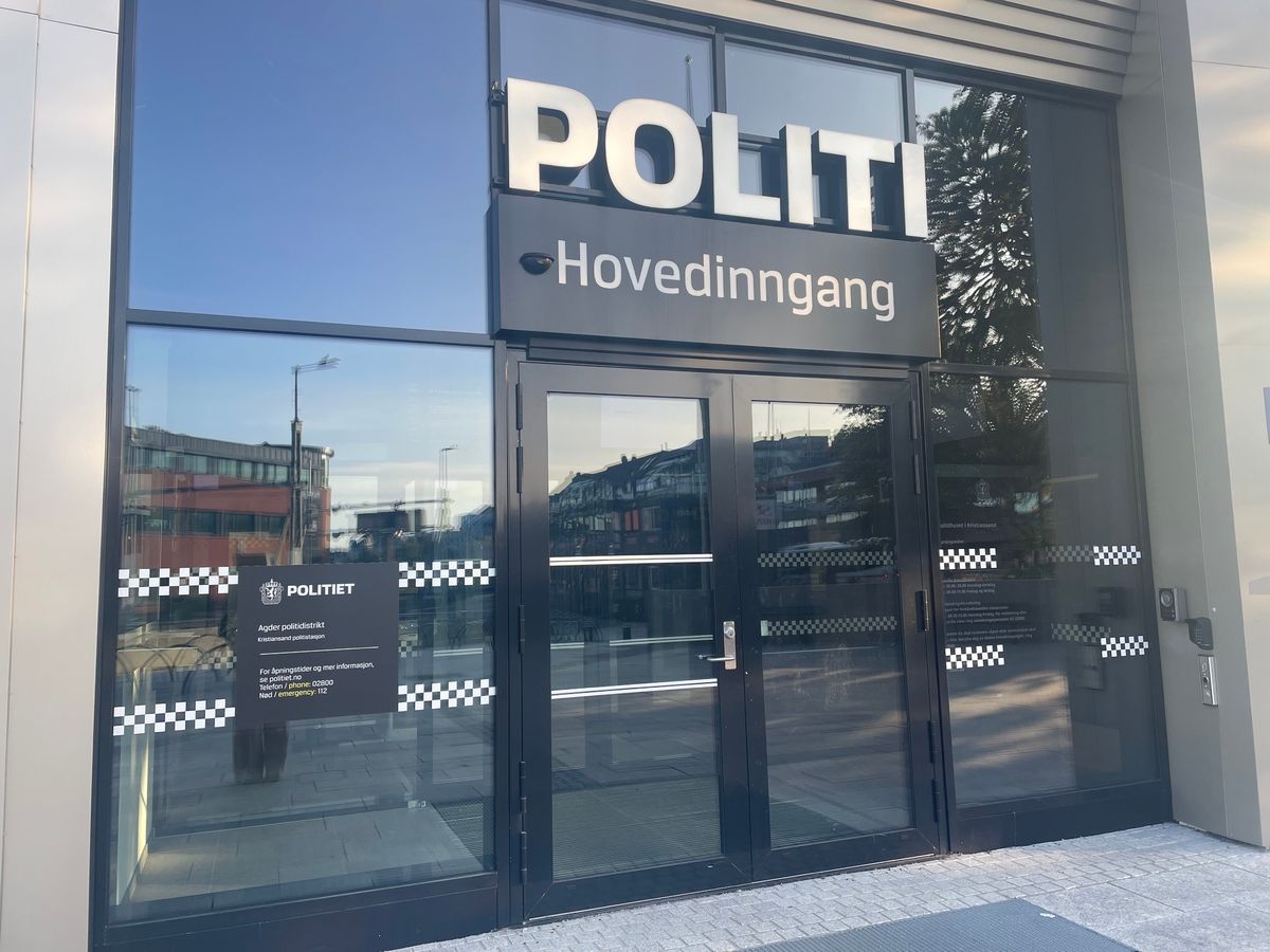 Kastet sykkel på politiets dør