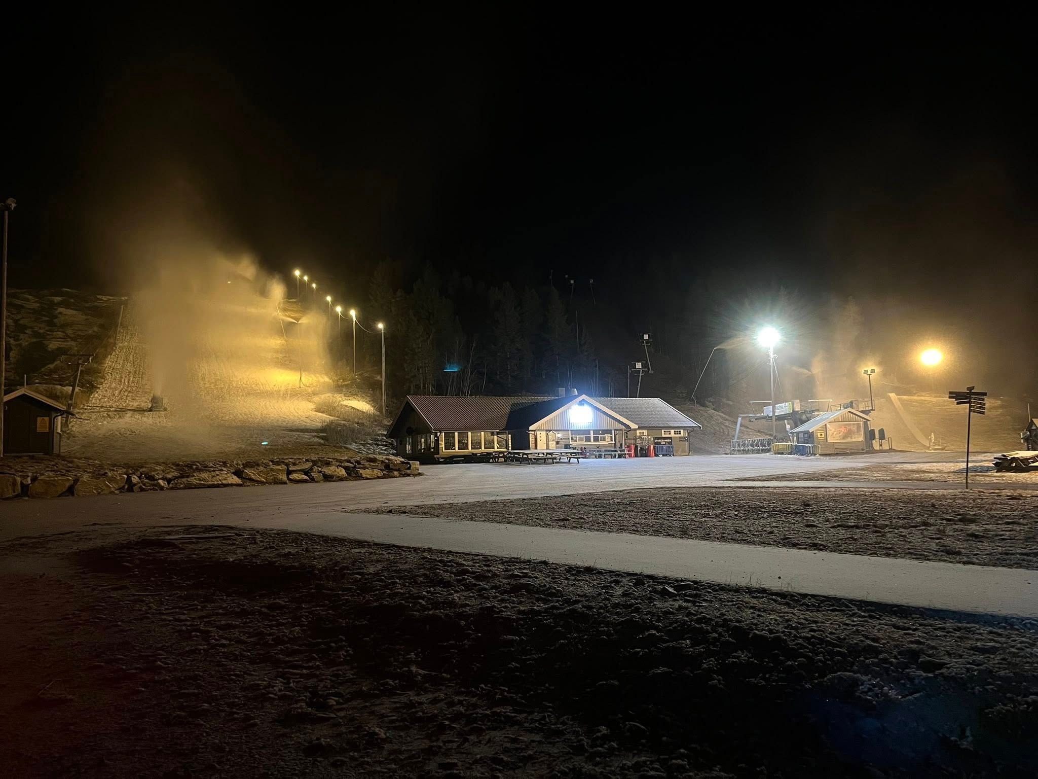 Skisenteret ble brått mørk­lagt. Så opp­daget de brann.