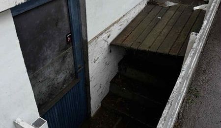 Her fosser vannet inn i huset: – Det er ubeboelig