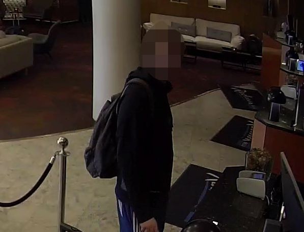 Her sjekker 31-åringen ut fra hotellet. Noen timer senere blir han pågrepet.