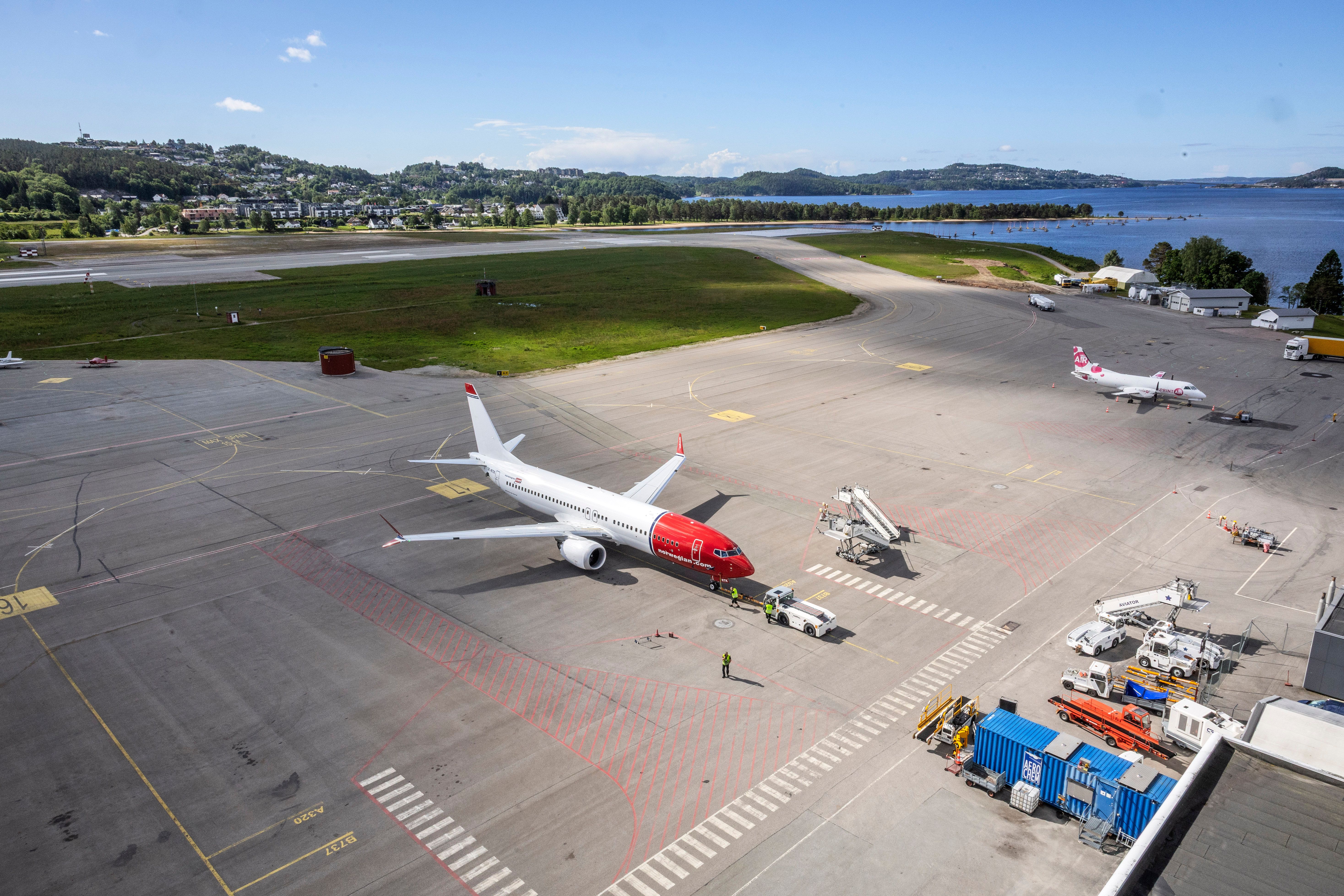 Når siste fly har landet, starter arbeidet for flere titalls arbeidere