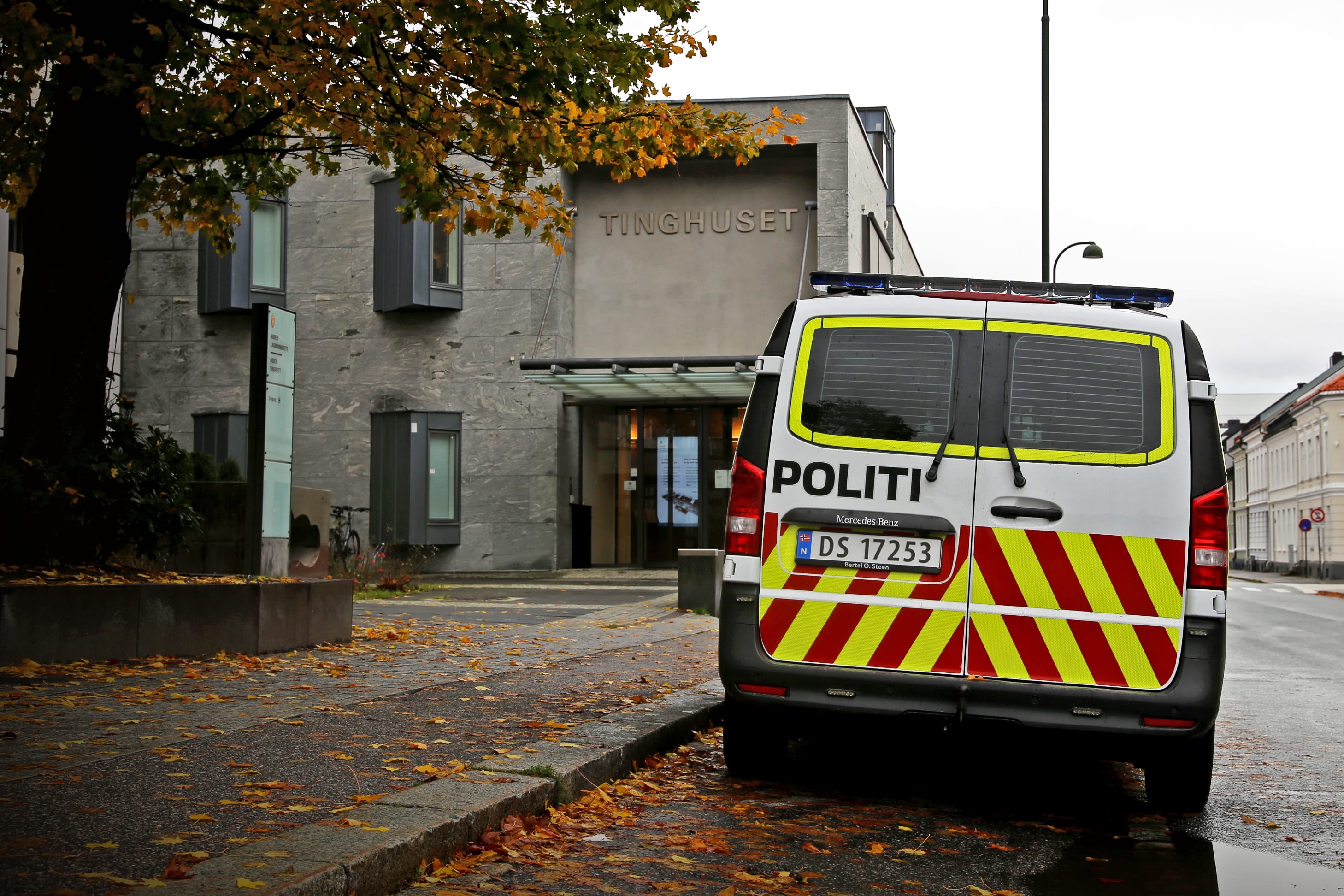 Tre menn fengslet. Begrun­nelsen er hemmelig.