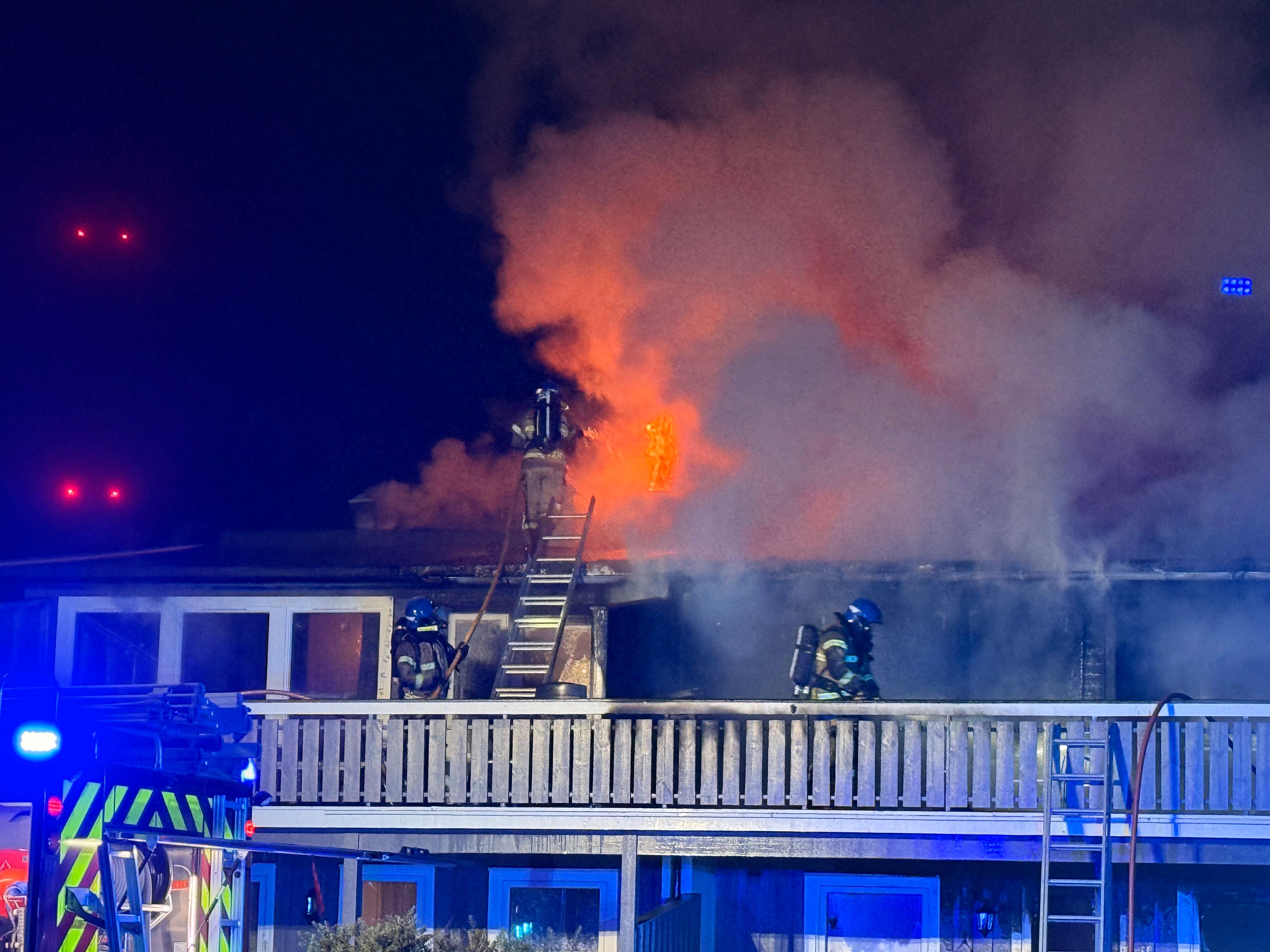Brann i rekkehus – naboer er evakuert