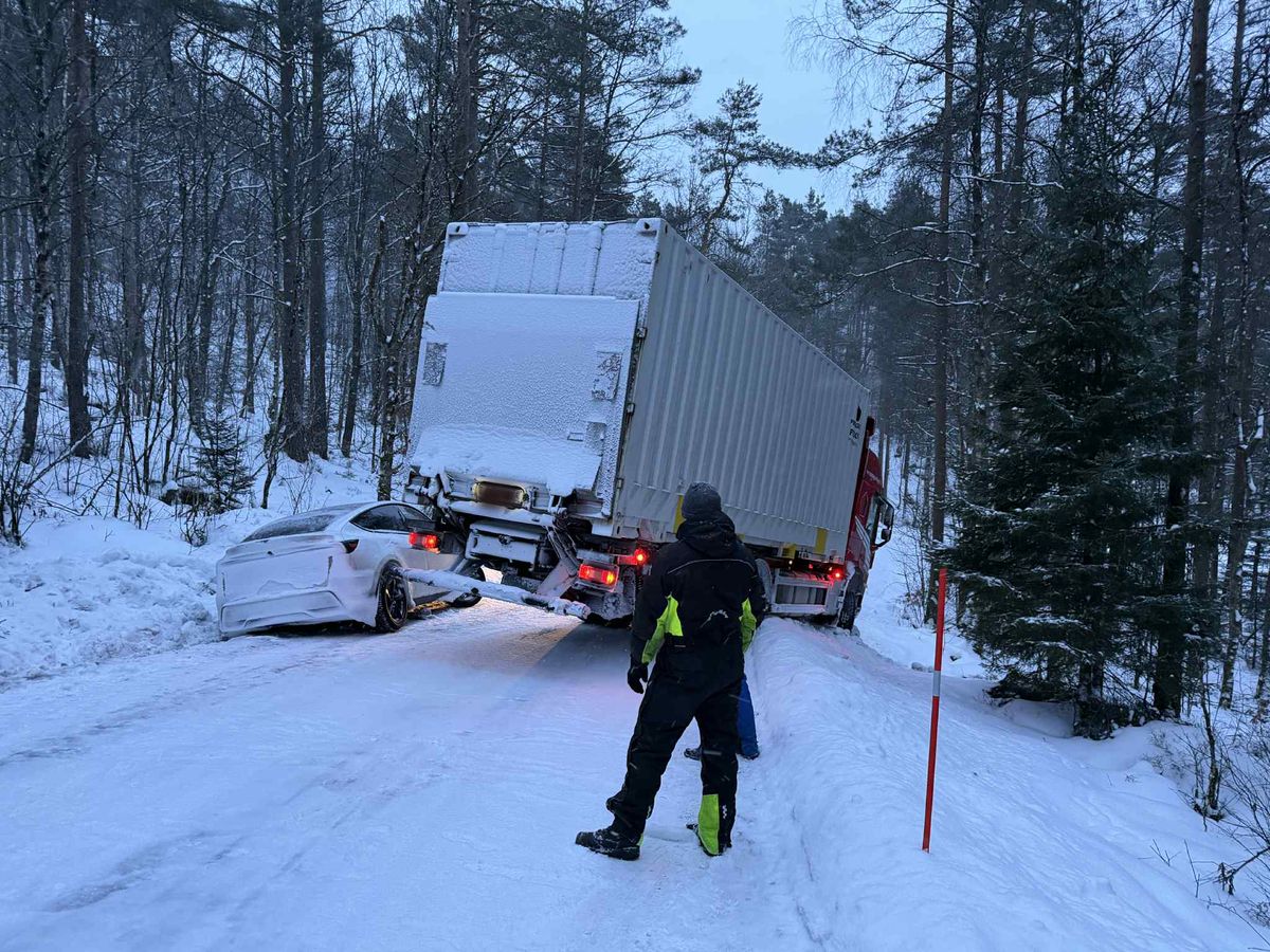 Kjørte utfor i Brattestien - veien stengt