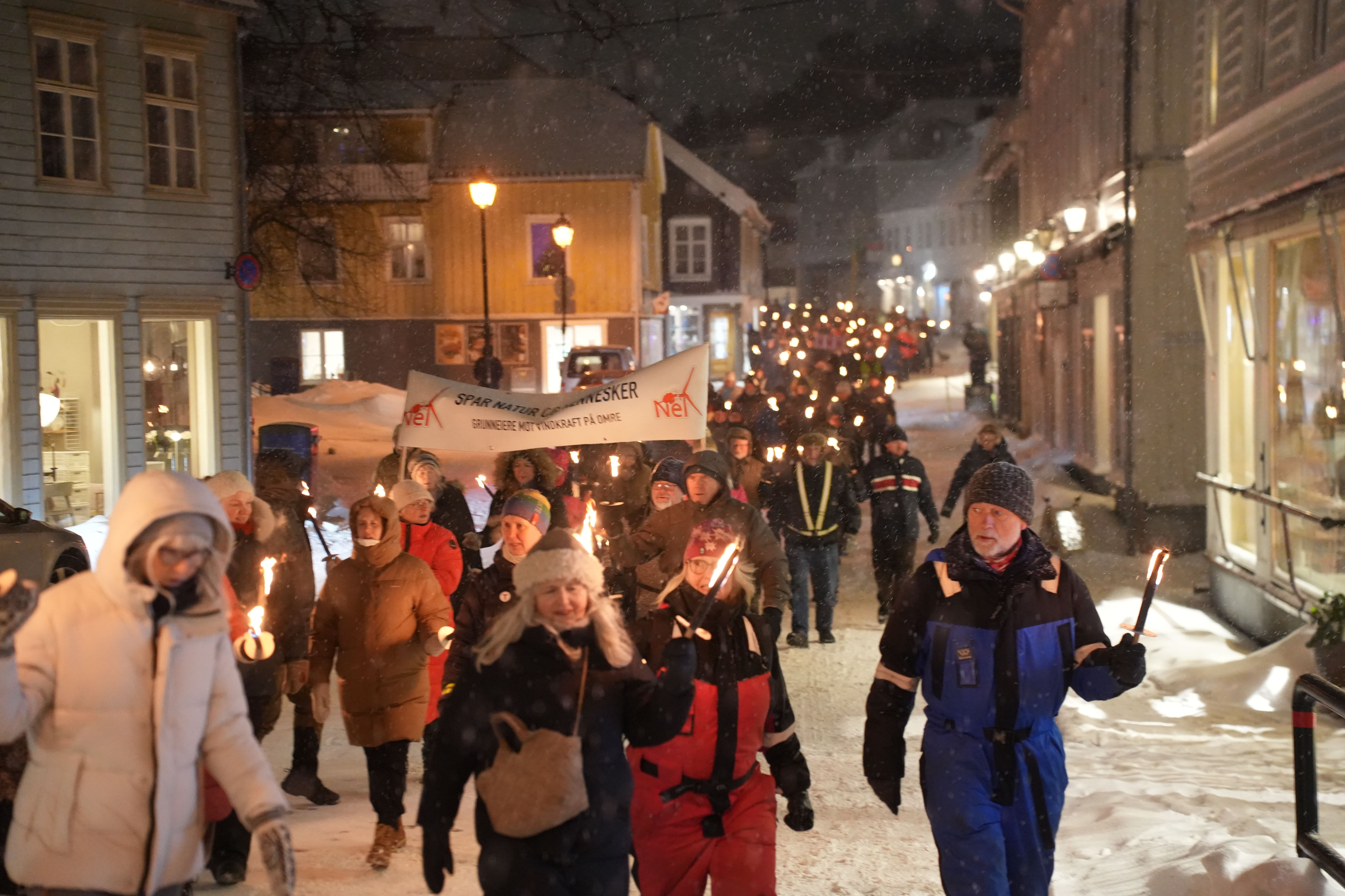 200 i fakkel­tog: – Vil ikke være forsøks­kani­ner