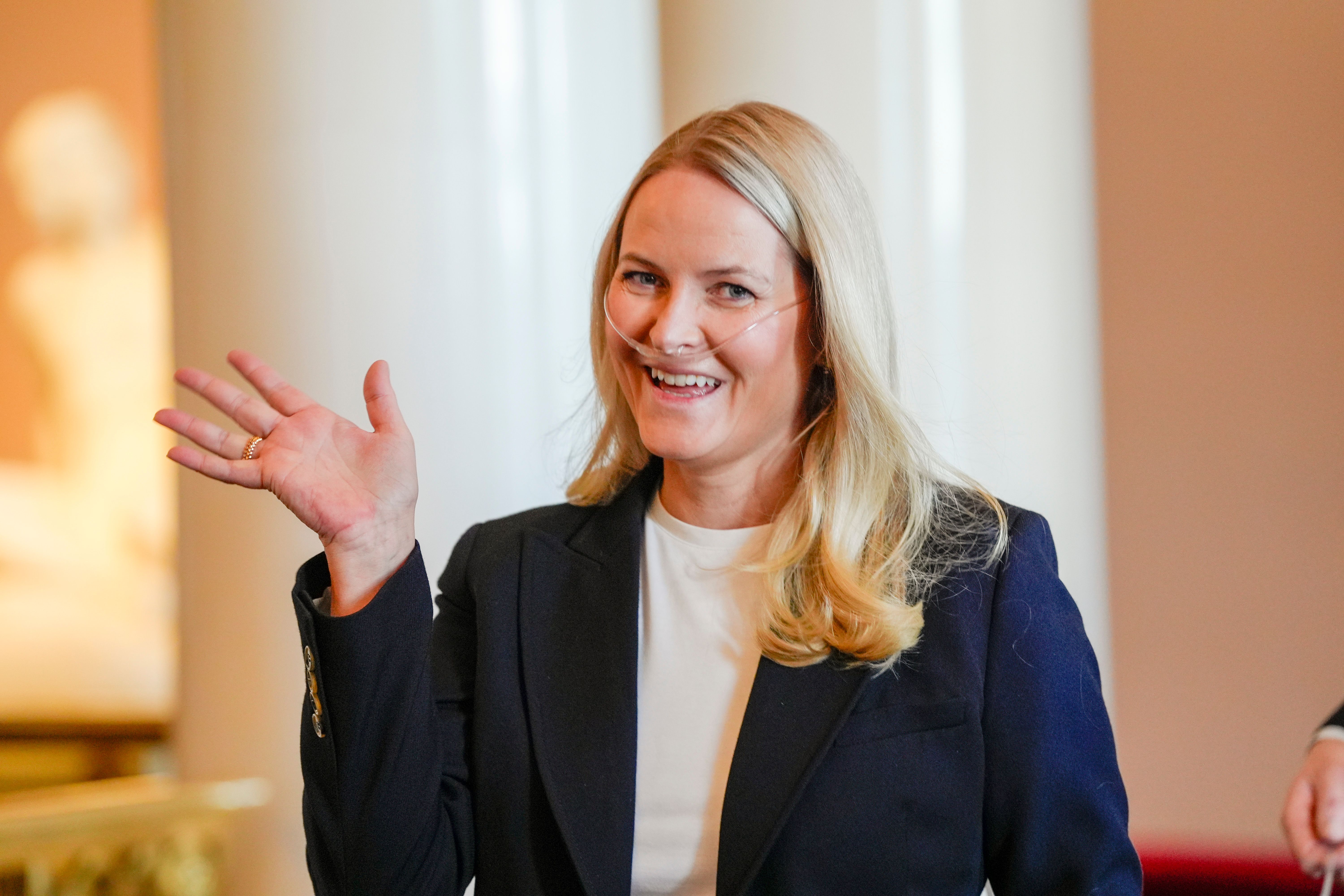Mette-Marit på Slottet med puste­hjelp