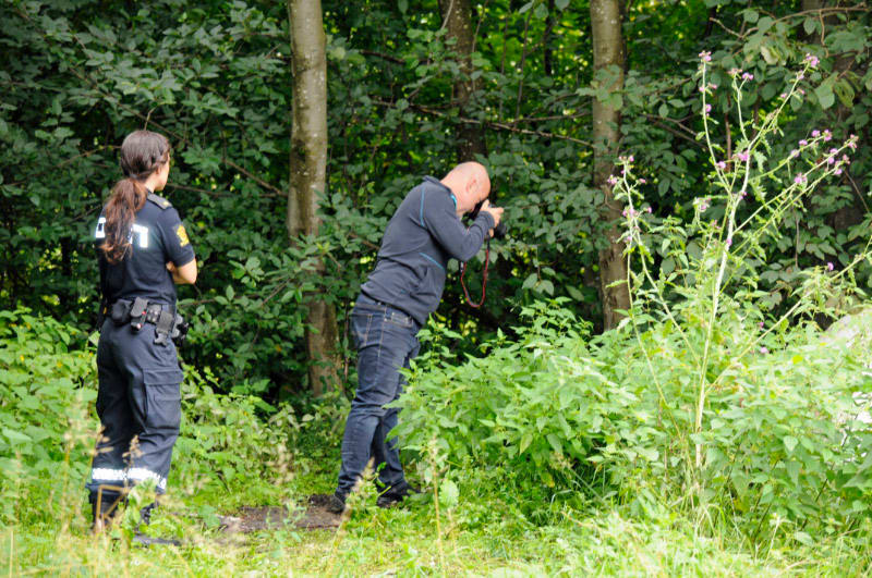 Politiførstebetjent Brede Holdbrekken fotograferer stedet der safen ble funnet.