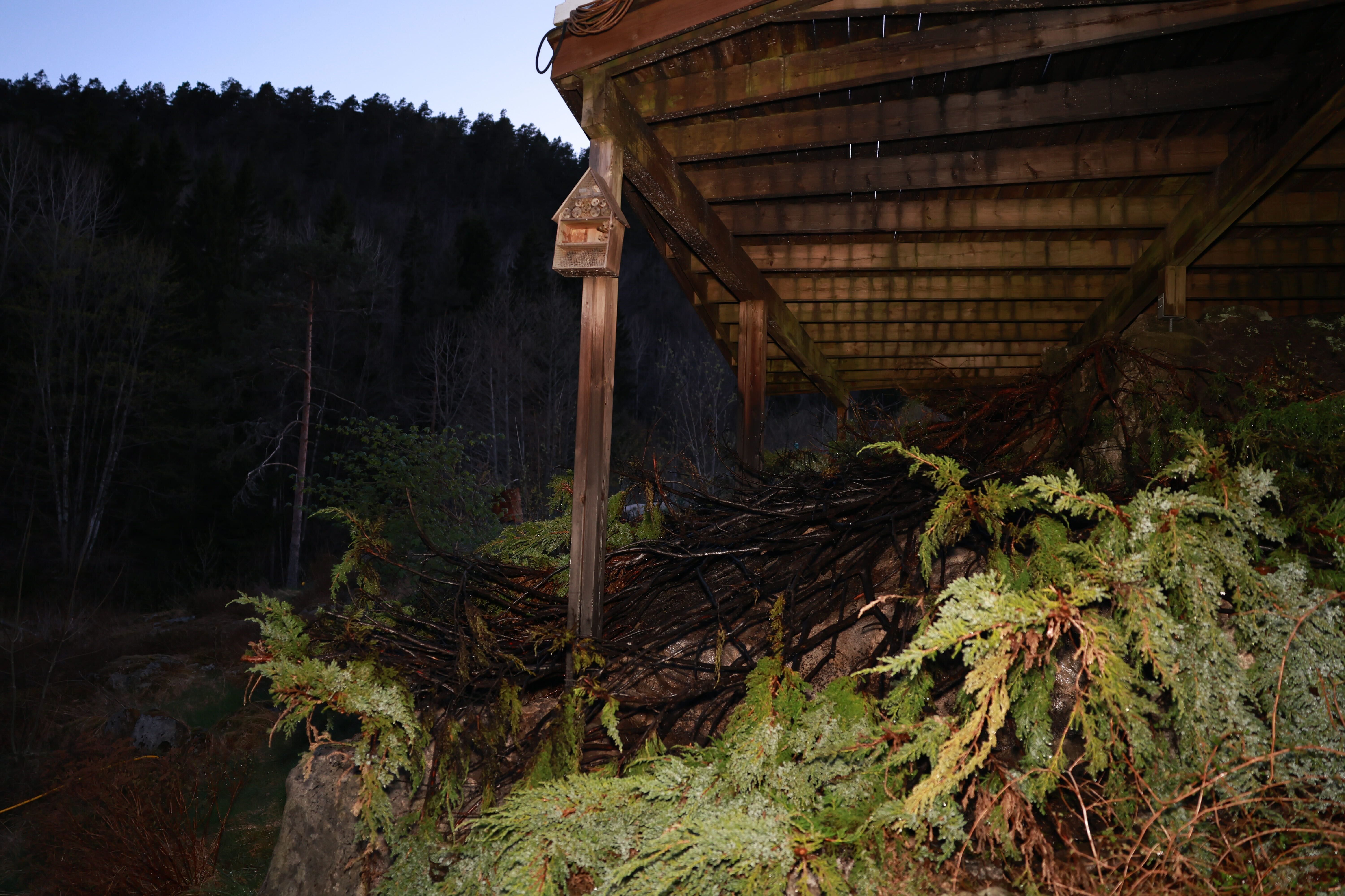 Begynte å brenne rett under huset