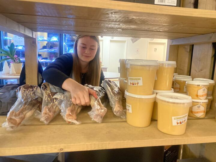 Droppet ut på ungdomsskolen. Nå er 20-åringen butikksjef.