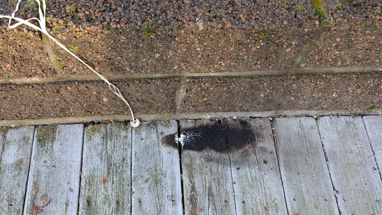 Oppdaget dette rett ved husveggen. Nå advarer brann­vesenet.