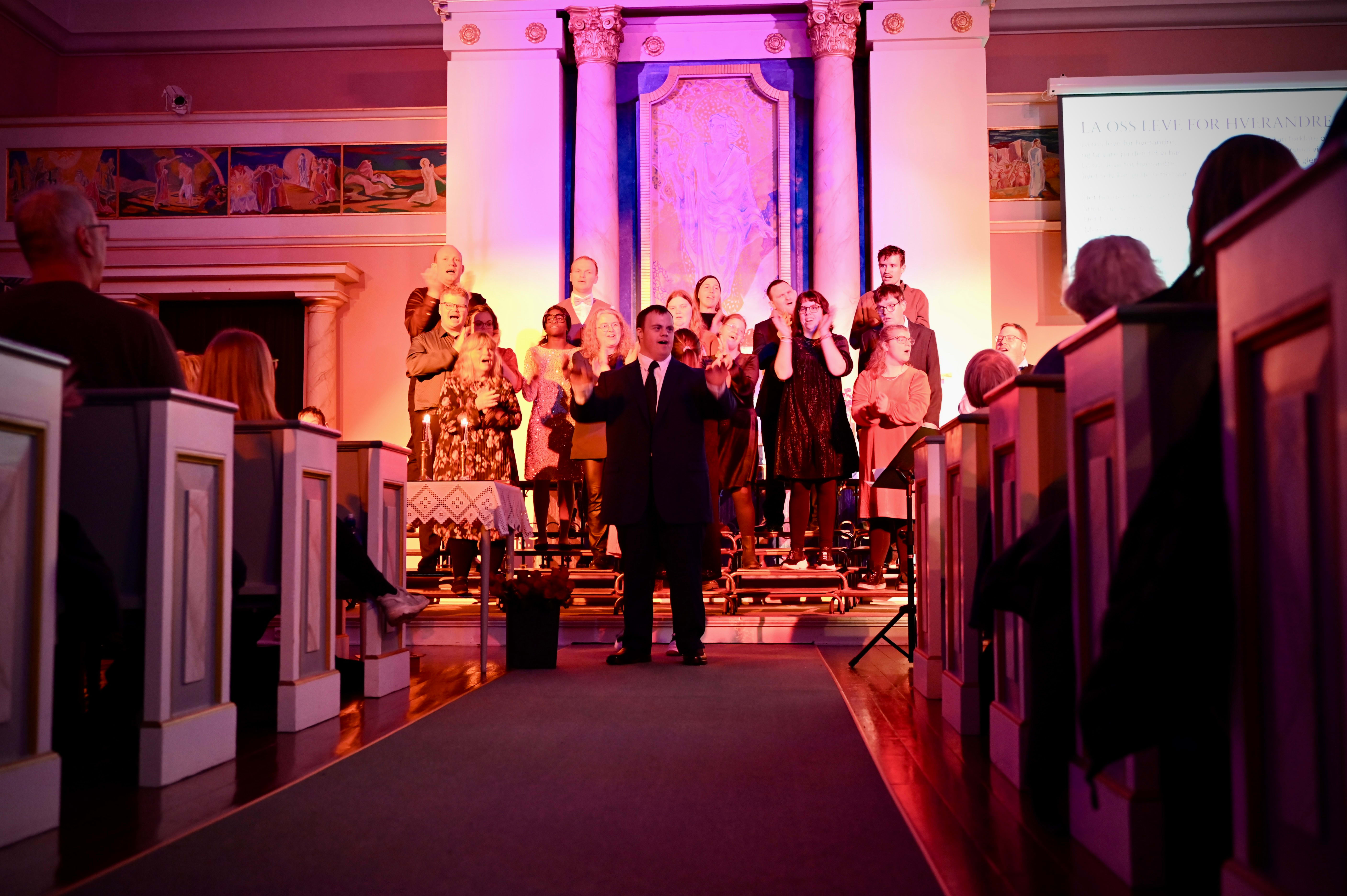 Fullsatt kirke under årets julekon­sert