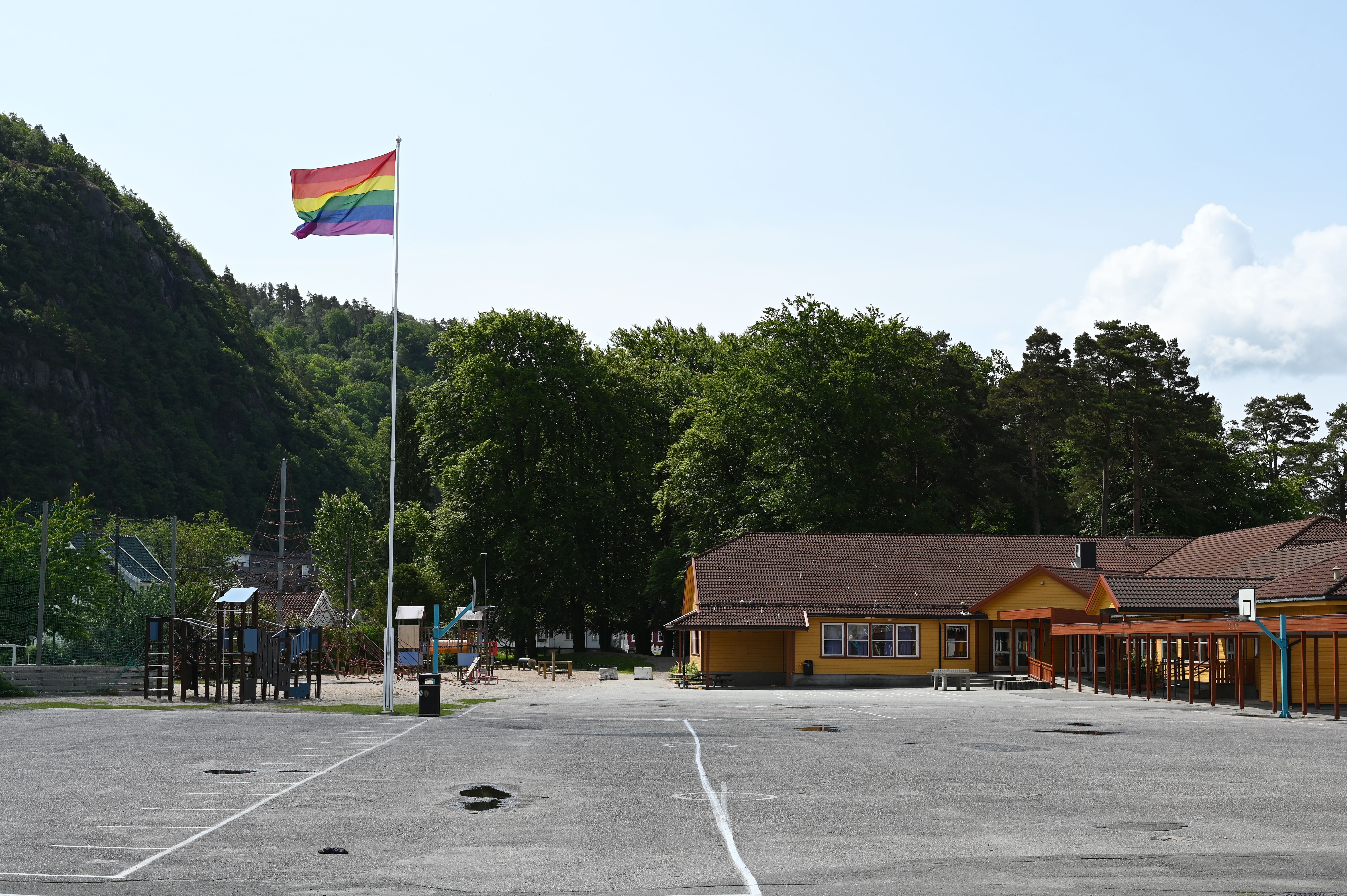 Oppfordrer rektorer til å heise regnbueflagget