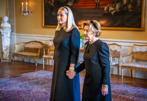 Dronning Mette-Marit uteblir fra edsavleggelsen – har komplikasjoner etter transplantasjonen - rbnett.no