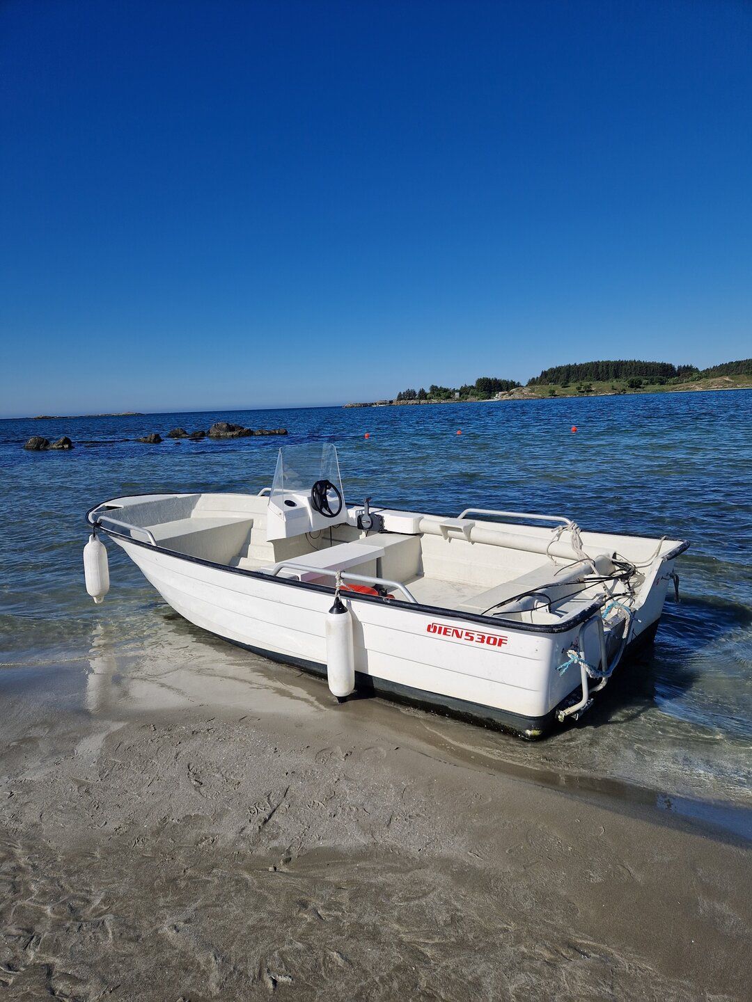 Båt drev i land på strand - lister24.no