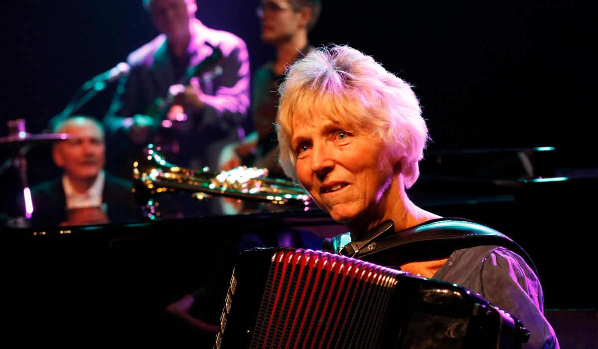 Reidun (80) begynte å skrive sanger i voksen alder – nå samles de i en bok