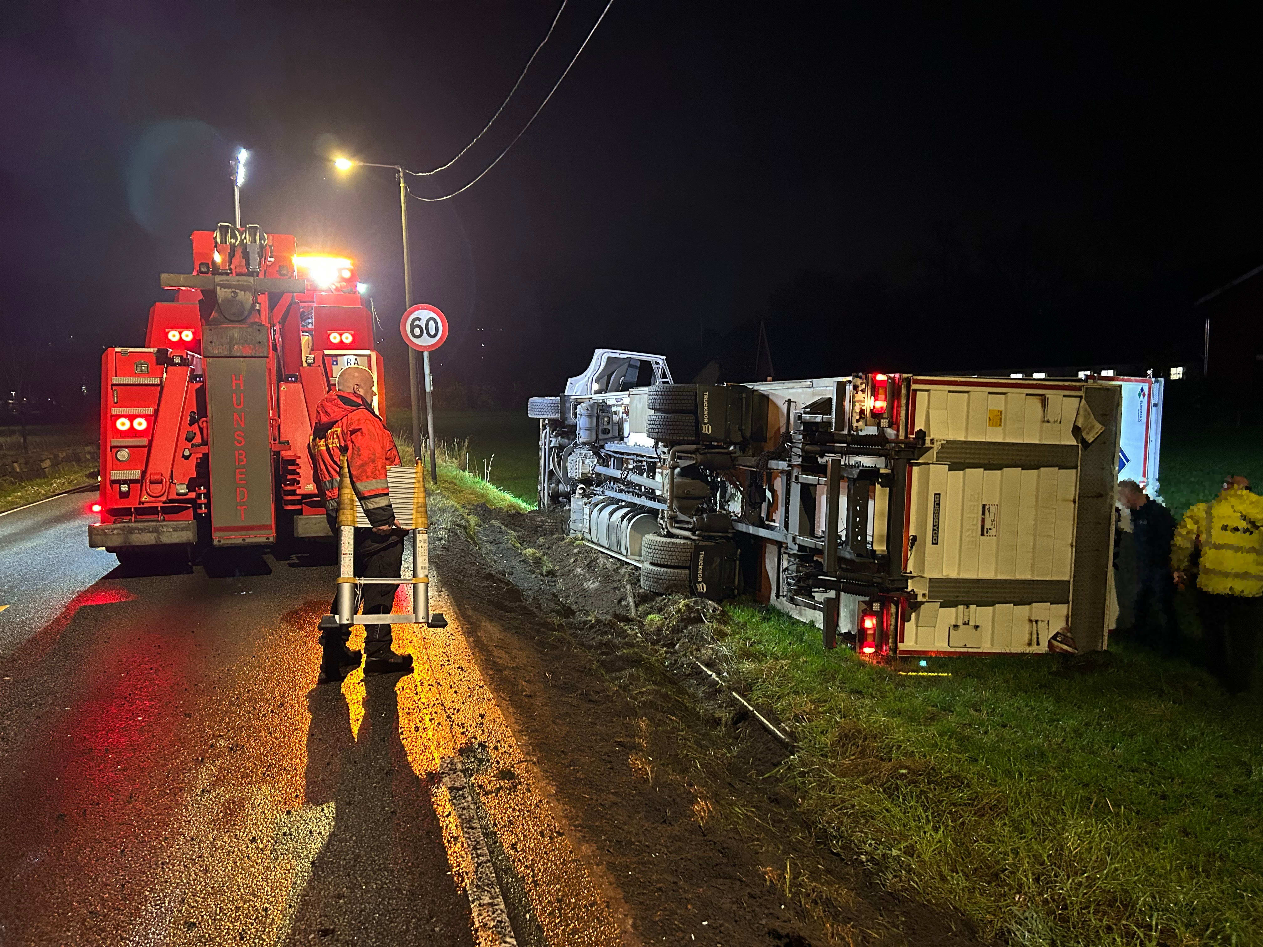 Har sperret veien etter ulykke