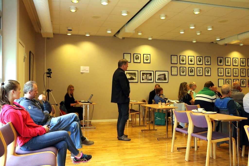 Nytt utstyr skal syte for direktesending av kommunestyremøtene via kommunen sine heimesider. Kameraet i venstre hjørne og systemet det er koblet til, er utdatert.