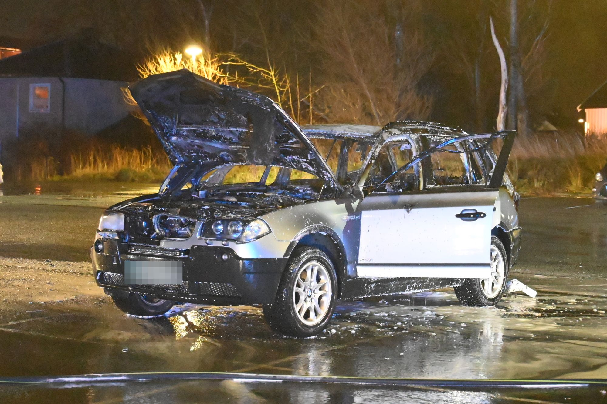 Bilen ble totalskadd som følge av brannen.